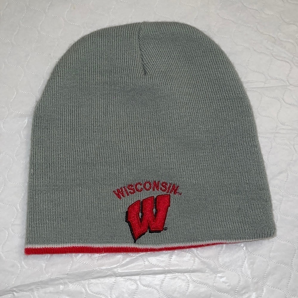Colosseum University of Wisconsin Badgers gray red acrylic beanie hat